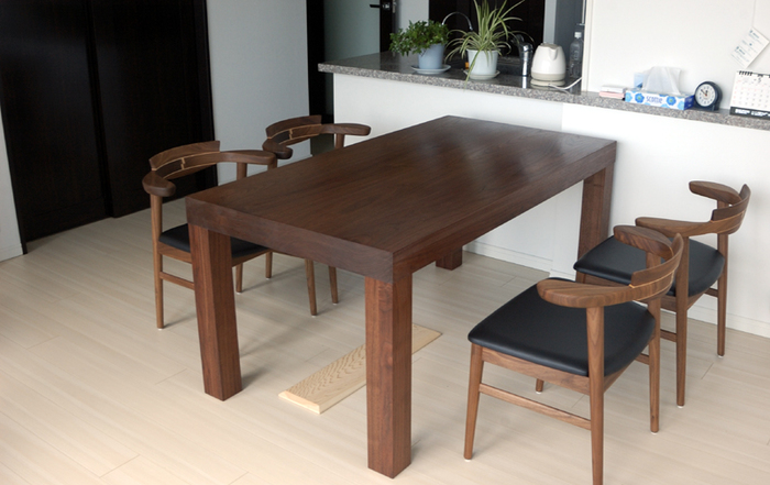 ウォールナットで合わせたダイニングセット テーブル+椅子│オーダー家具と無垢天板 東京 WOODWORK