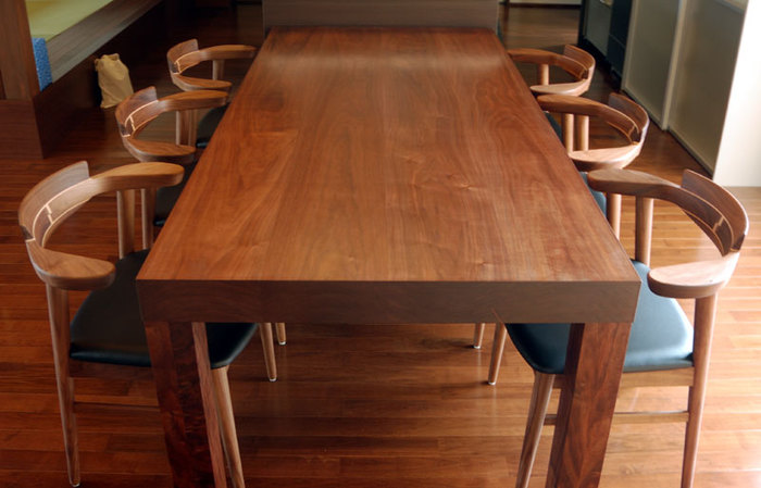 6人がゆったりと掛けられる大きな無垢テーブル、アッツテーブルご納品の様子、木口側から