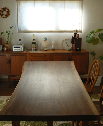 無垢オーダーテーブル、アメリカンブラックウォールナット一枚板天板のダイニングテーブル、ご納品の様子