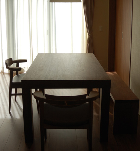 ATDZ TABLE , AWAZA CHAIR MM chaire / walnut アッツテーブルと亜和座チェア、アッツベンチを合わせたダイニングテーブルセット　ご納品の様子