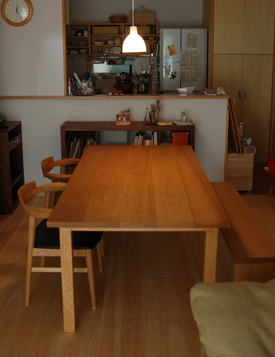 ナラ材のスタンダードテーブル、アッツベンチ、亜和座チェアを組み合わせたダイニングテーブルセットご納品の様子