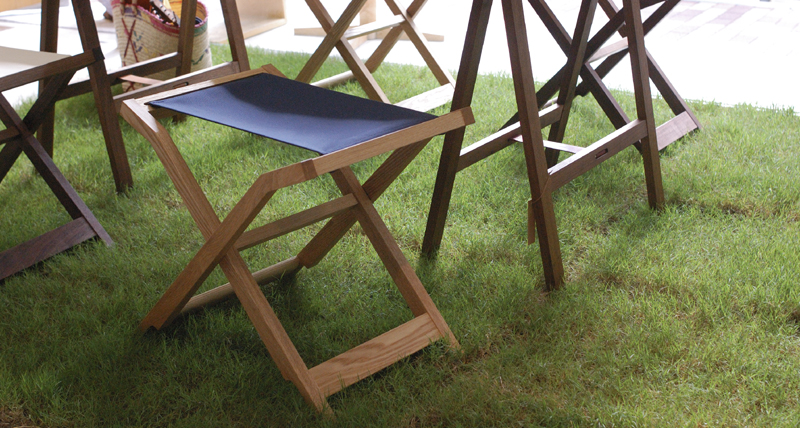 ぱたむスツールは簡単に折り畳みができる椅子です