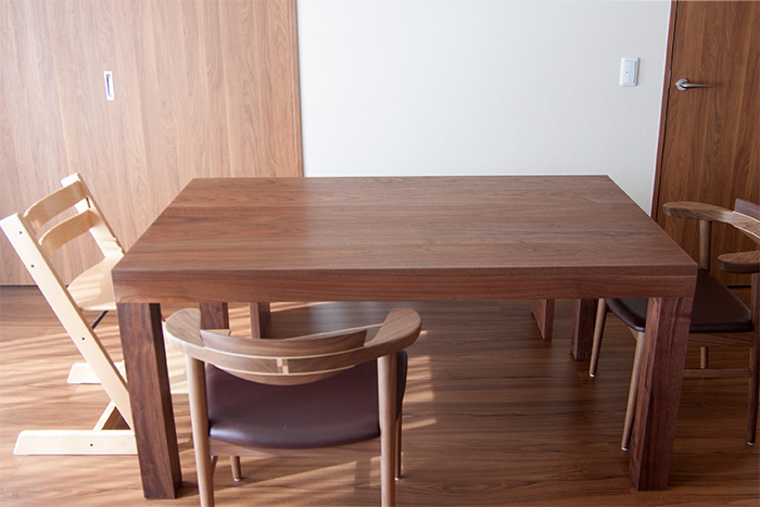 ATDZ TABLE , AWAZA CHAIR MM chaire / walnut アッツテーブルと亜和座チェア、アッツベンチを合わせたダイニングテーブルセット　ご納品の様子