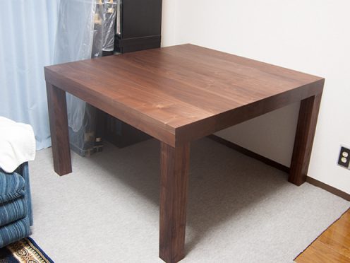 ウォールナット材で製作した無垢テーブル　アッツテーブルご納品の様子でWOODWORKs