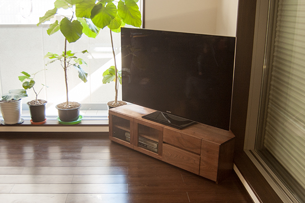 ウォールナット材で製作した、オーダー家具TANAテレビボード
