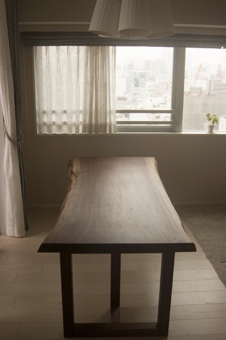 オーダー家具の納品｜ブラックウォールナットの一枚板ダイニングテーブル