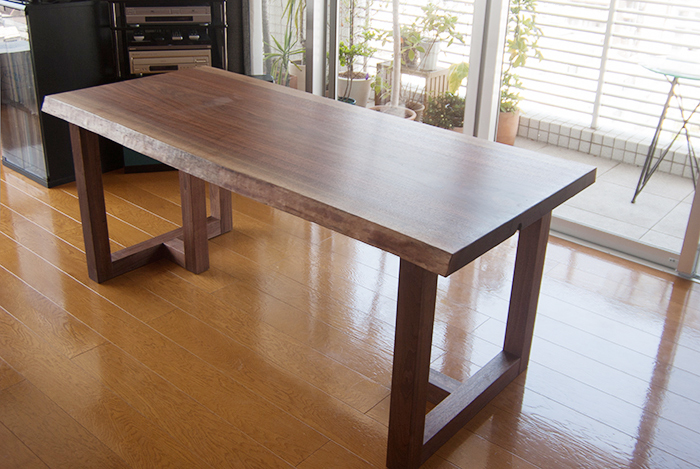 ウォールナット一枚板天板をカットして、2台のテーブルを製作した様子、小さい方はシンプルな4本脚です