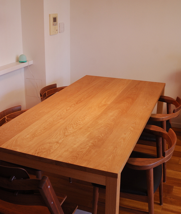 ナラ材のテーブルをオイルで仕上げました、木目の表情が際立つ天板の様子です