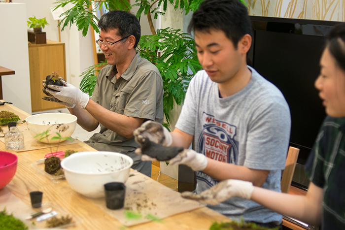海保優希子さん、飯高幸作さんとWOODWORKによる苔玉づくりワークショップ