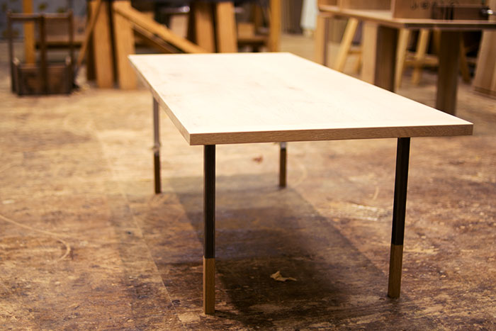 WOODWORK地下工房で試作が進む、新しいデザインのテーブルです