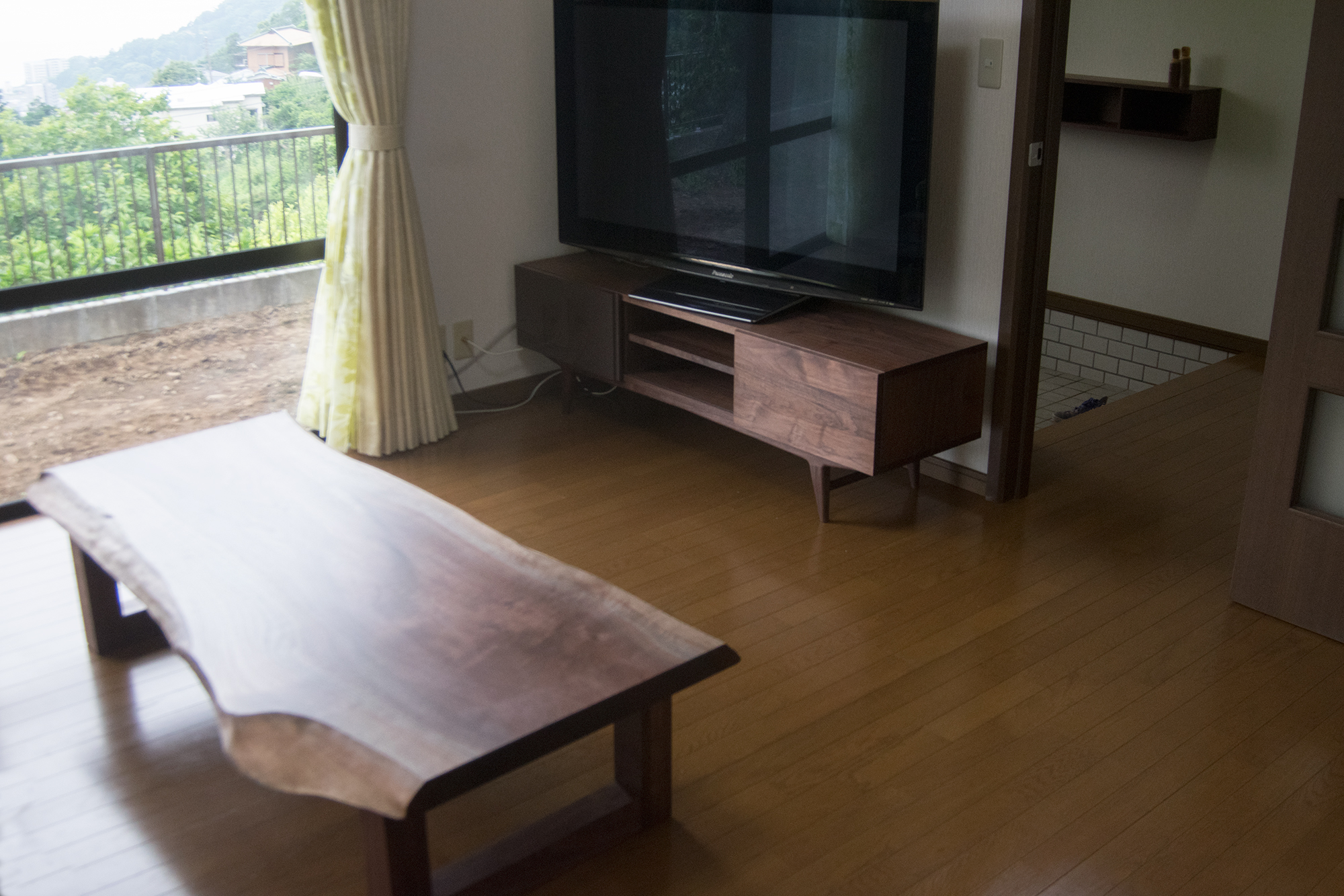 TONEテレビボードと無垢天板ローテーブル