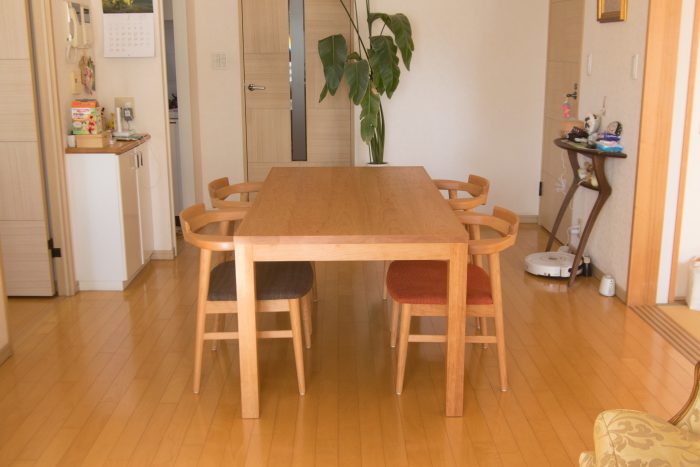 アメリカンチェリー材のスタンダードテーブル・タイプ２にチェリー材亜和座チェアを組み合わせたダイニングセットご納品の様子です