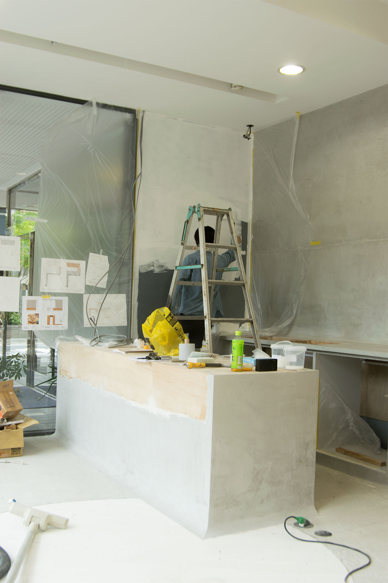 WOODWORK Welcomecoffee　改装工事　壁面の塗装作業
