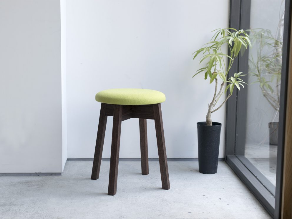 ウォールナット材で製作したPico stool（ピコスツール）