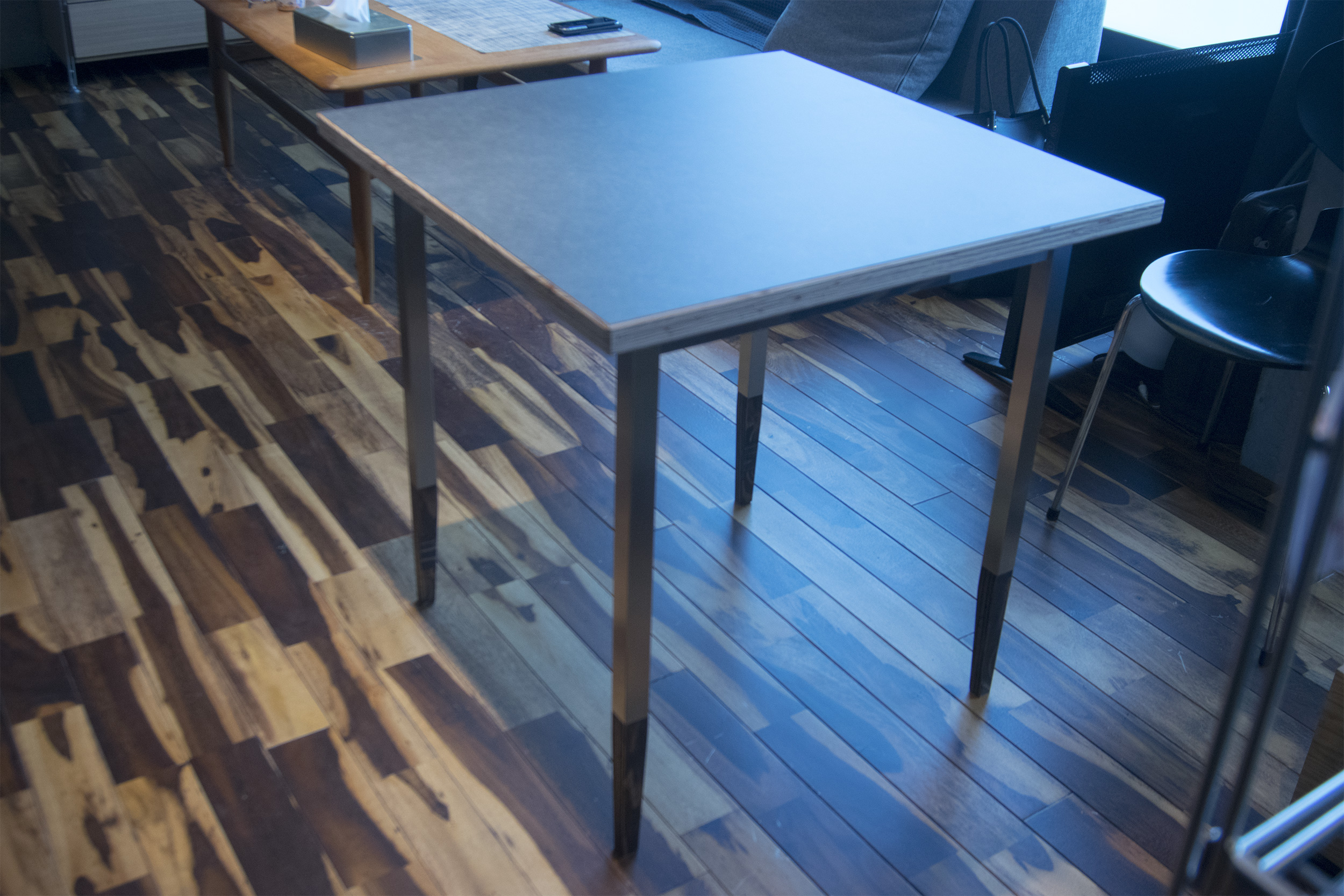 オルタナティブテーブル　ラーチ＋メラミン貼り天板＋ステンレス脚部