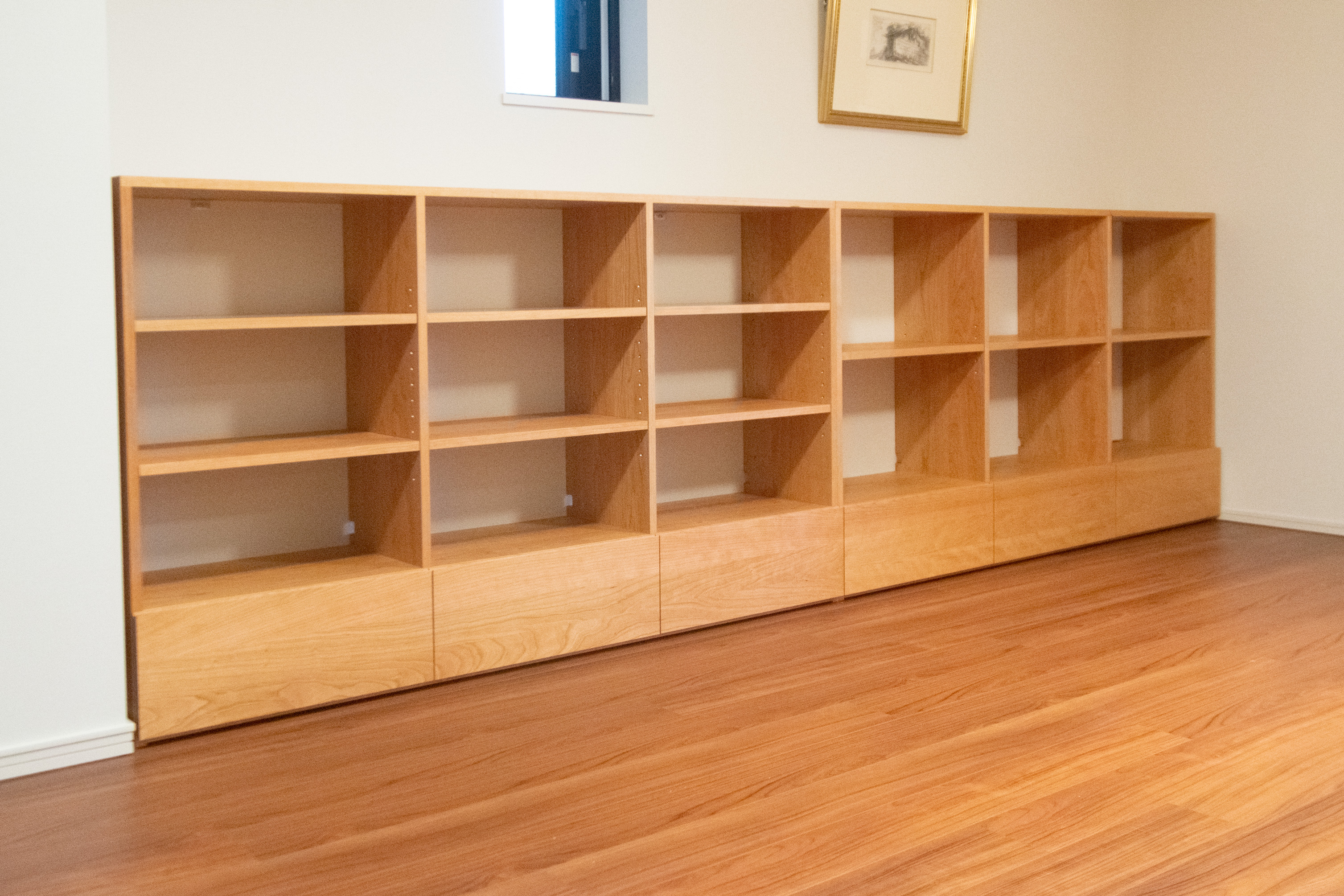 壁幅いっぱいのTANA収納家具ご納品の様子