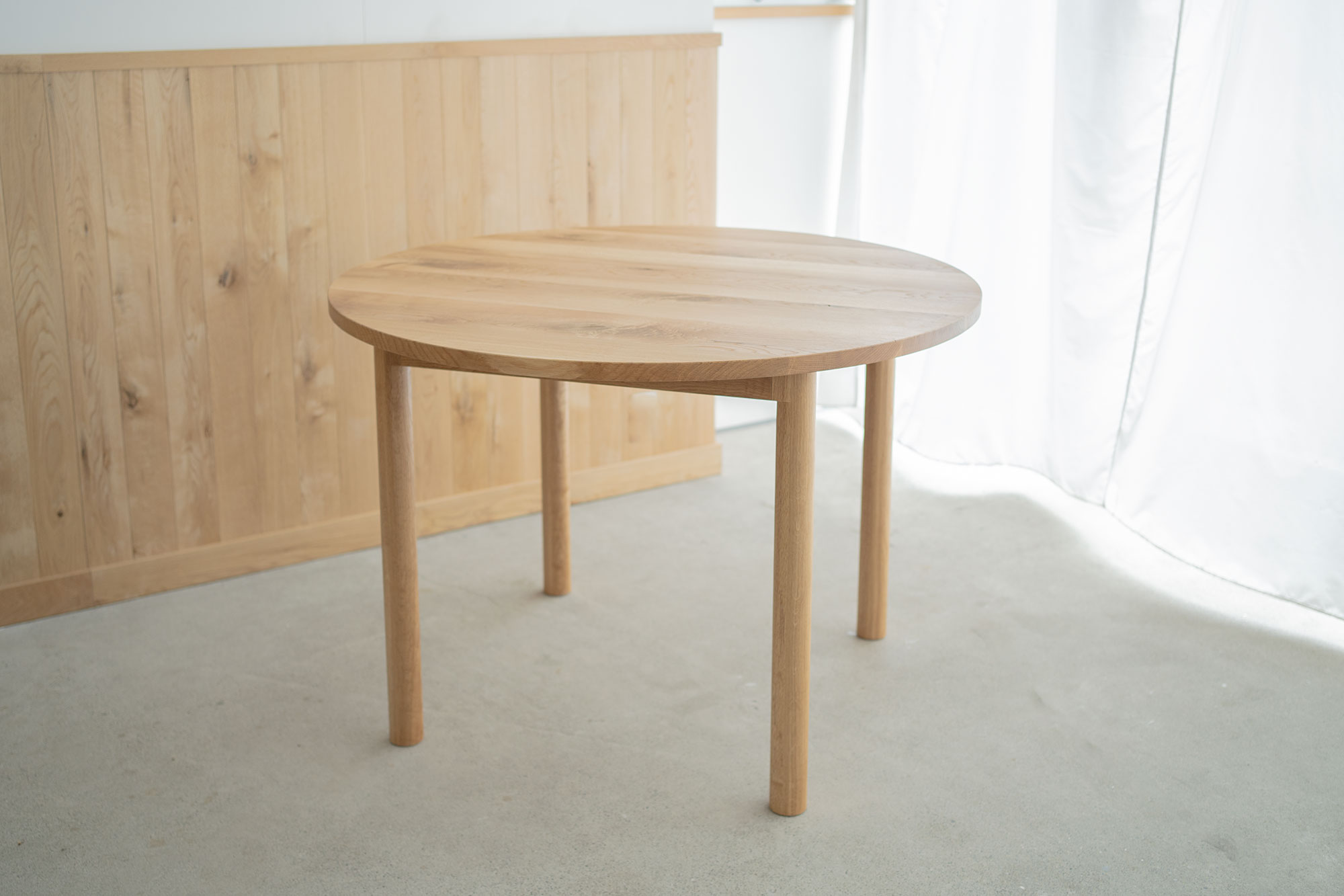 節ありのナラ材による STANDARD TABLE〔R〕
