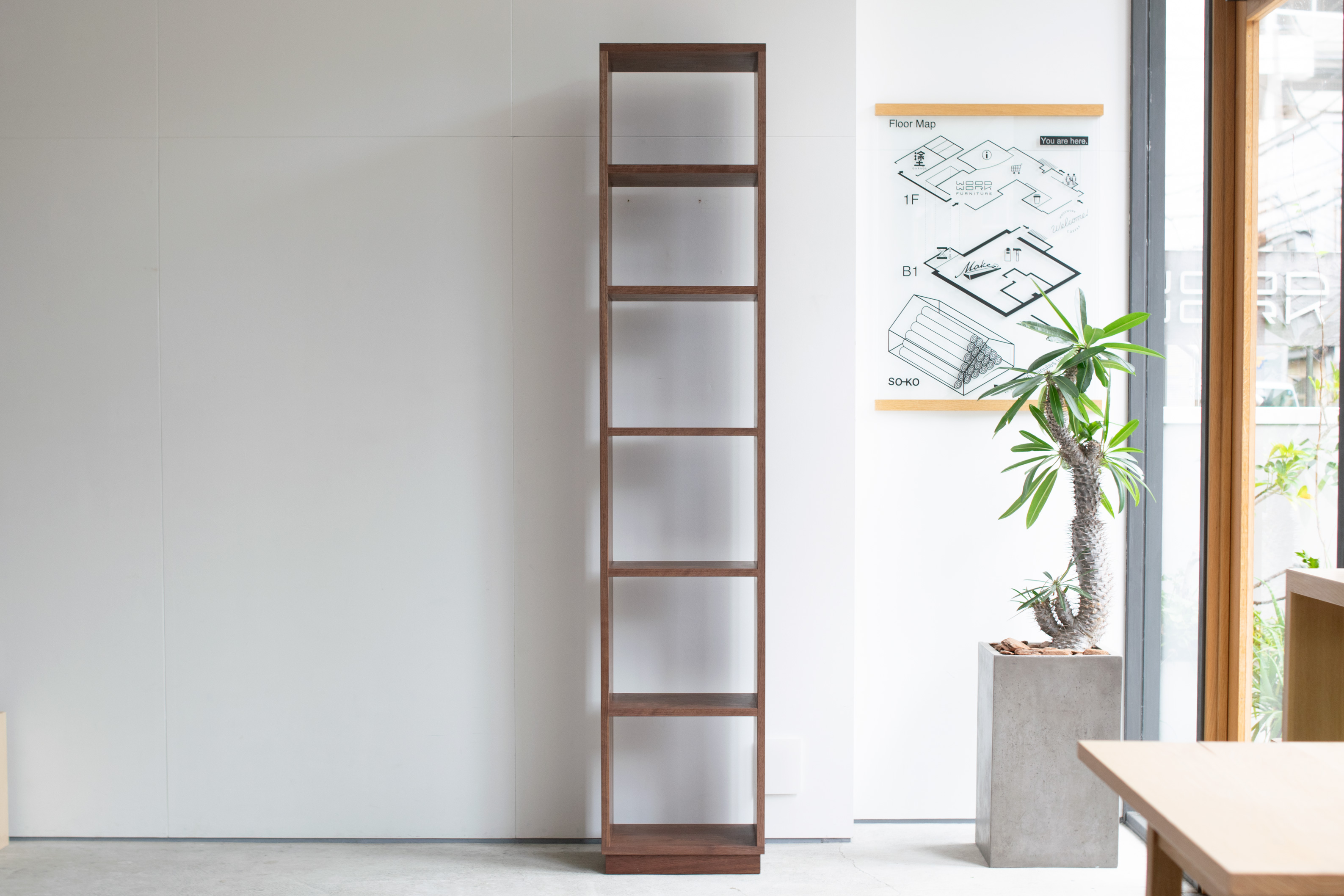 台輪つきのTANA本棚