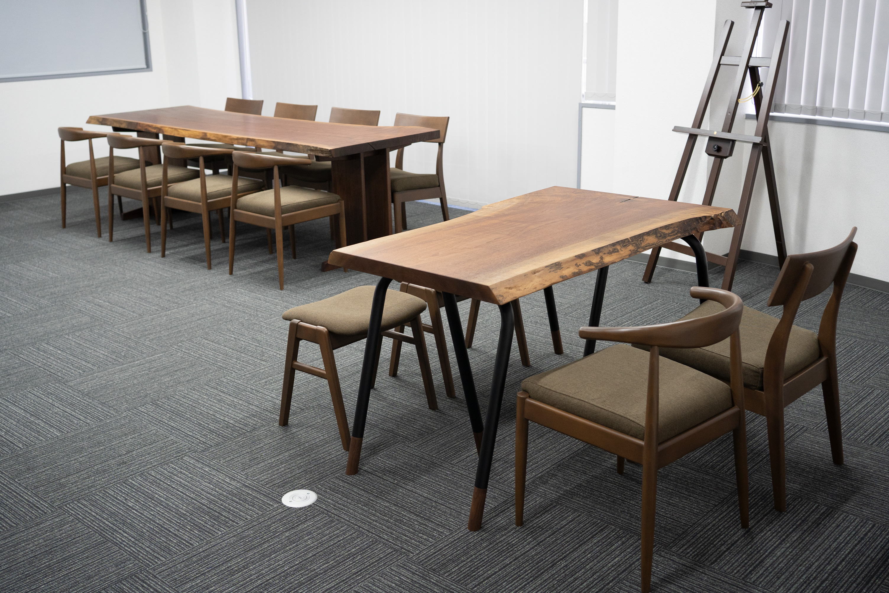 オフィスに収めた2台のウォールナット無垢天板テーブル