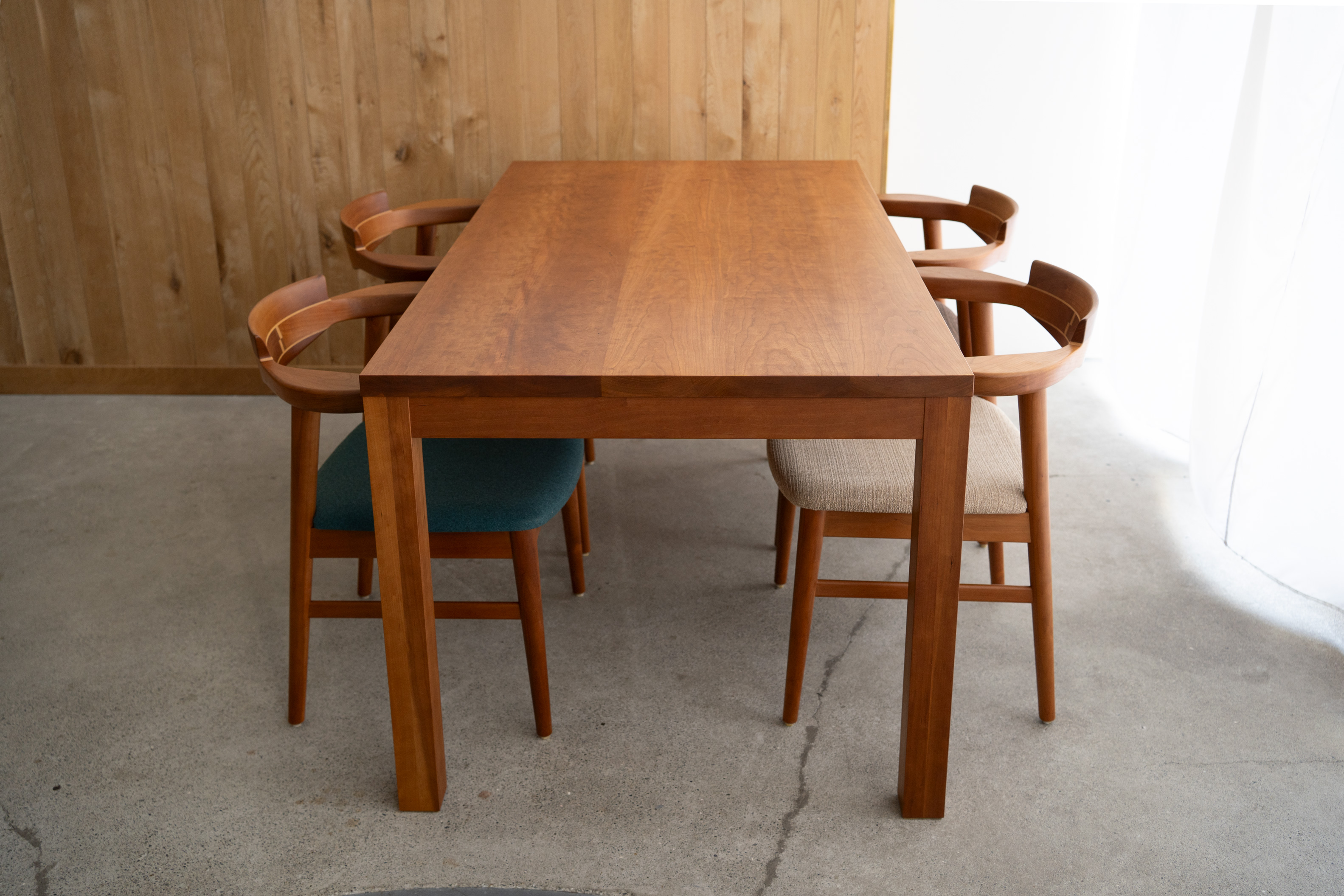 スタンダードテーブル・タイプ２（アメリカンチェリー材）と亜和座チェア