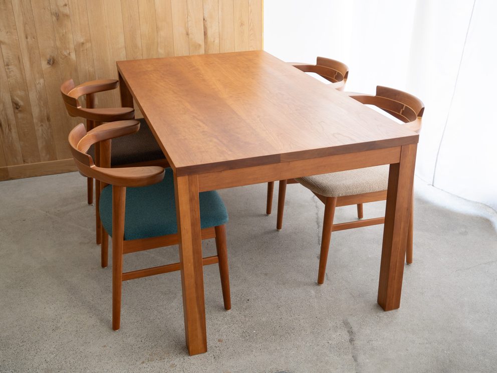 スタンダードテーブル・タイプ２（アメリカンチェリー材）と亜和座チェア