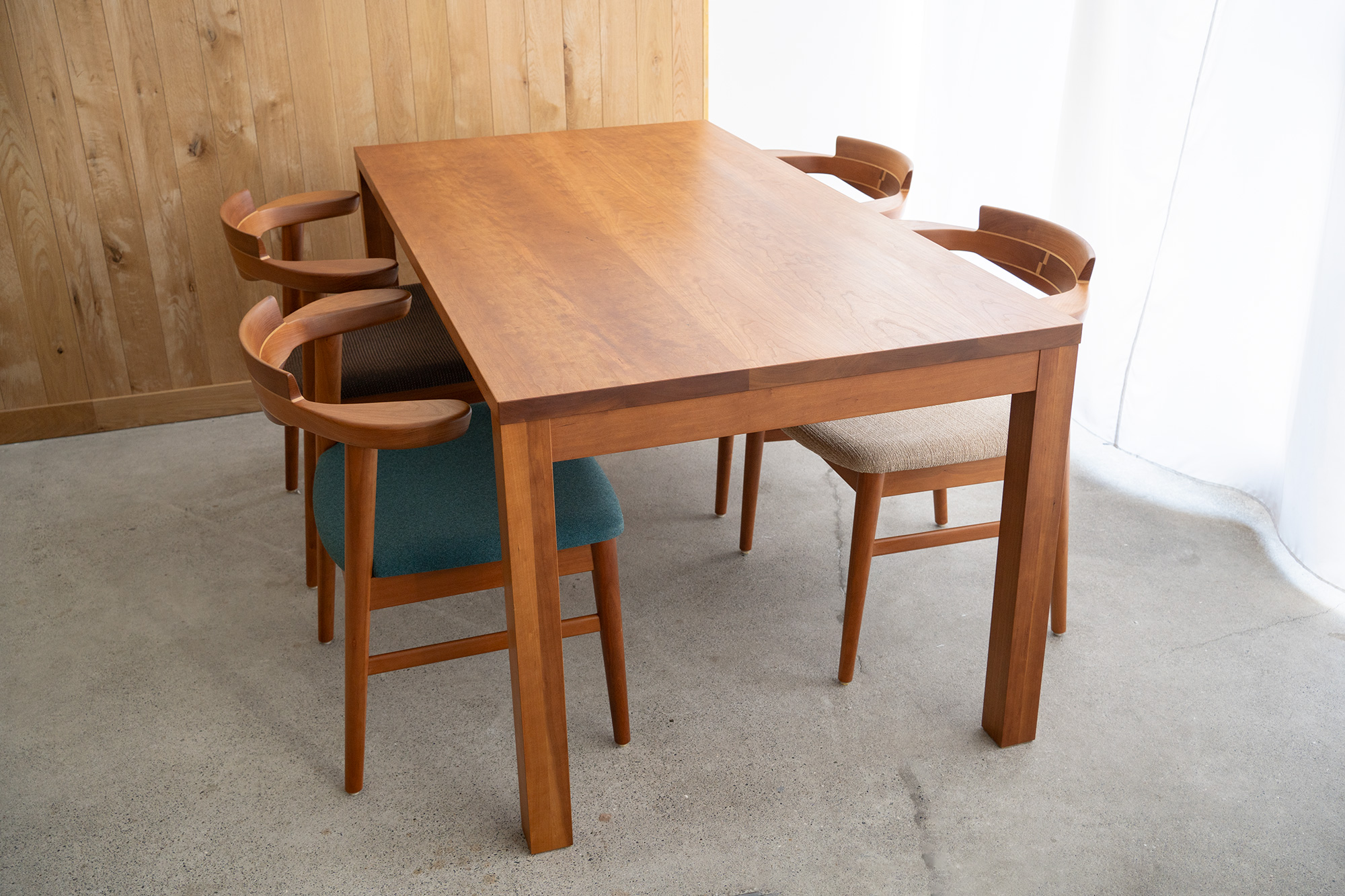 スタンダードテーブル・タイプ２（アメリカンチェリー材）と亜和座チェア