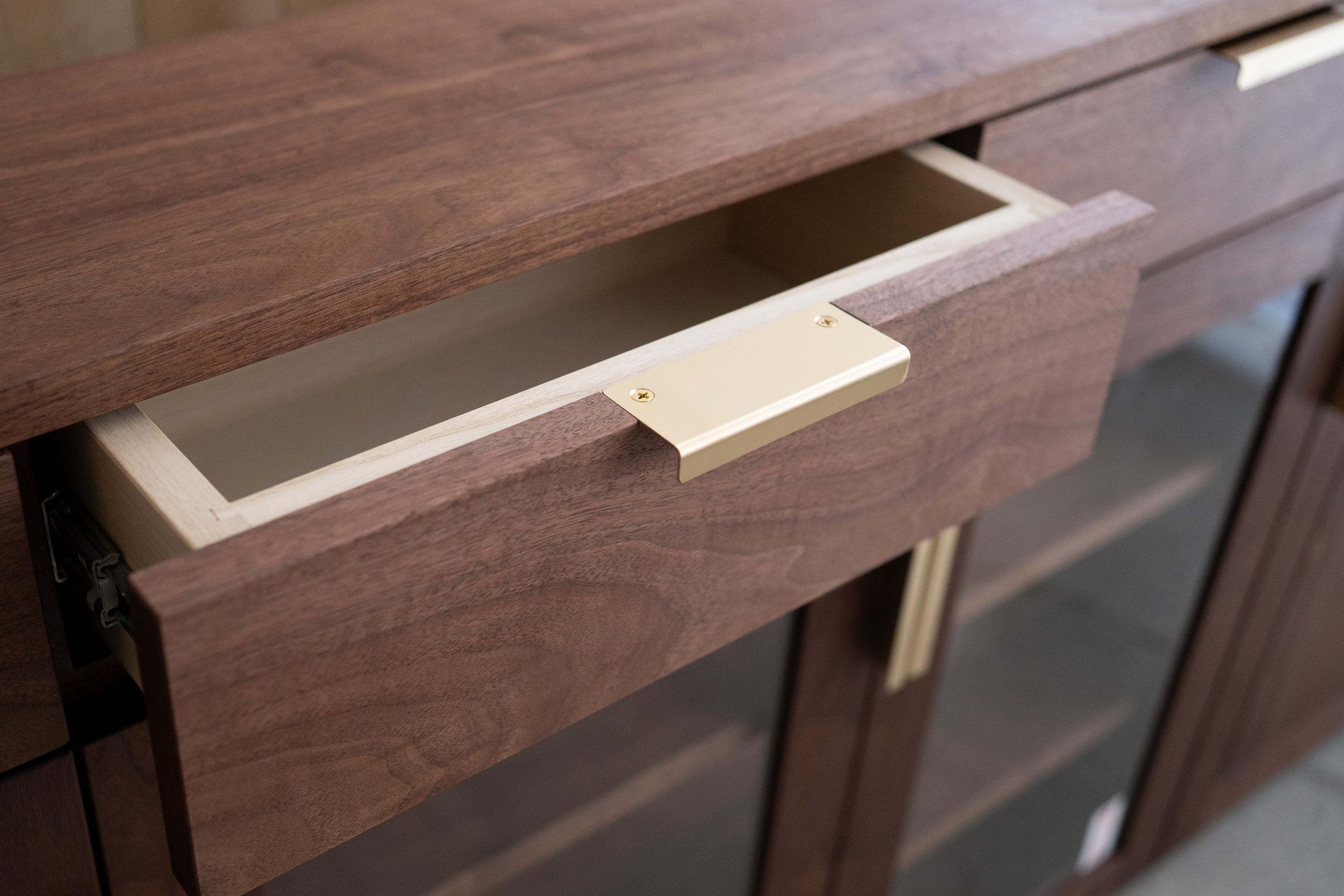 真鍮製取っ手を付けた引き出し