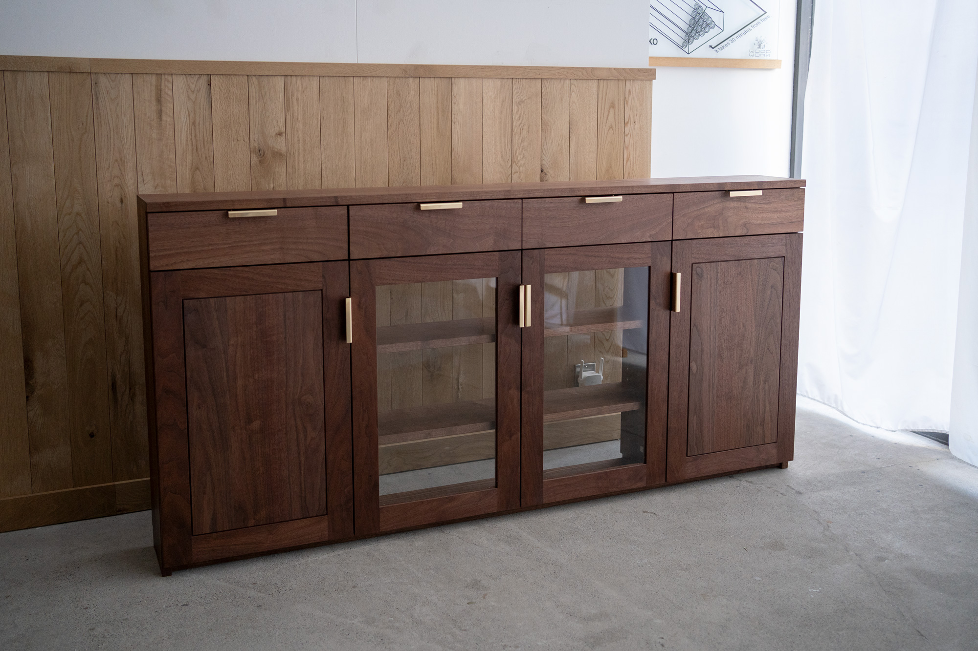 真鍮取っ手のウォールナット材カウンター下収納