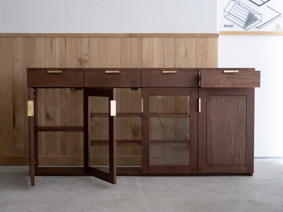 真鍮取っ手のウォールナット材カウンター下収納