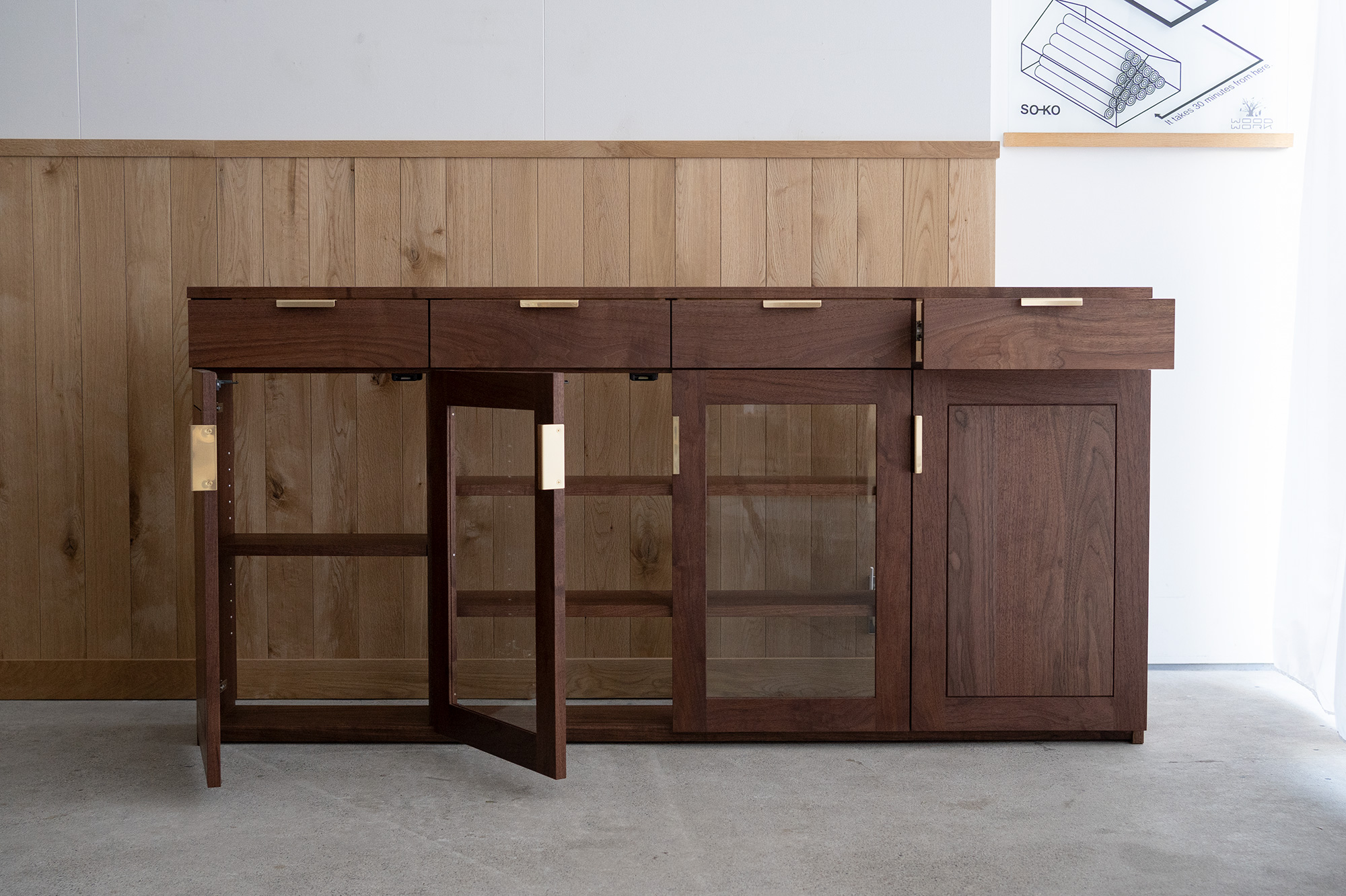 真鍮取っ手のウォールナット材カウンター下収納