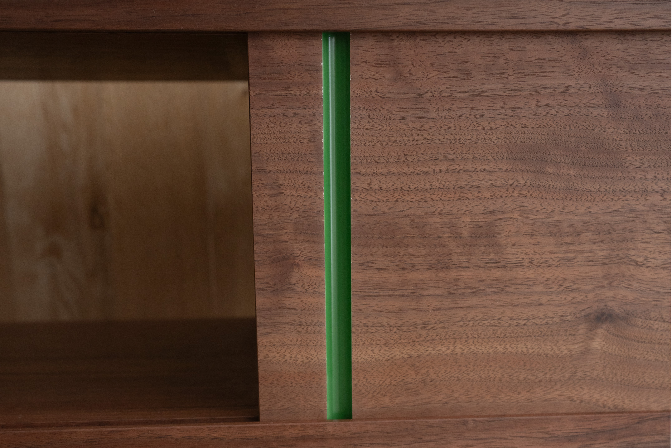 内側を緑にウレタン塗装した丸溝取っ手