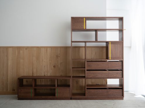 緑と黄いろのラインのあるTANAテレビボード