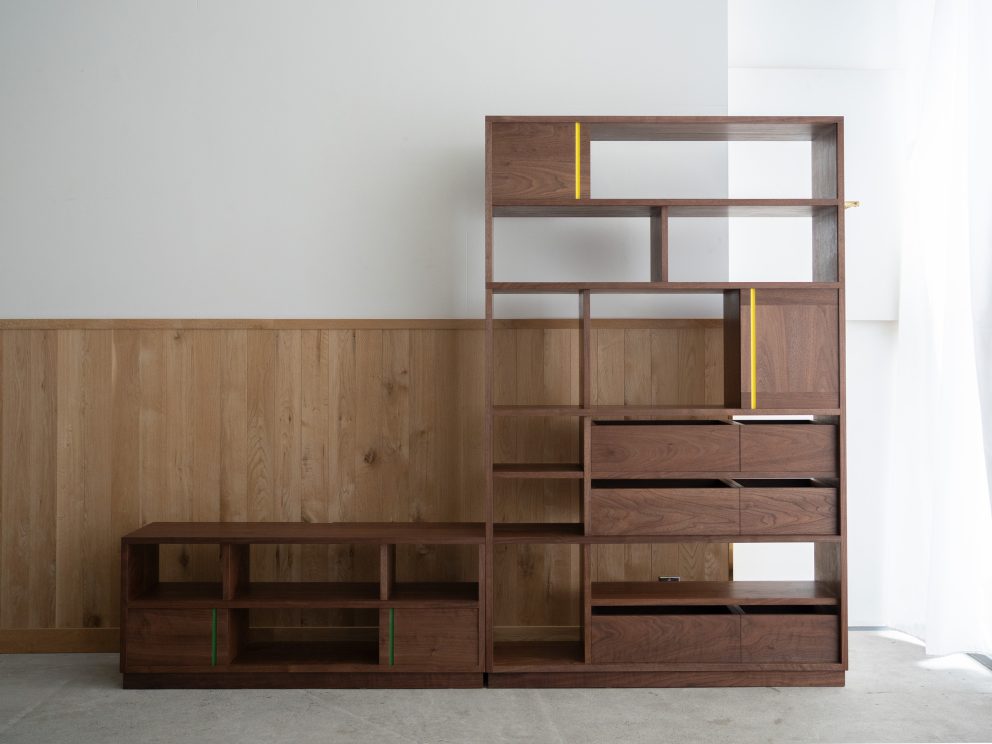 緑と黄いろのラインのあるTANAテレビボード