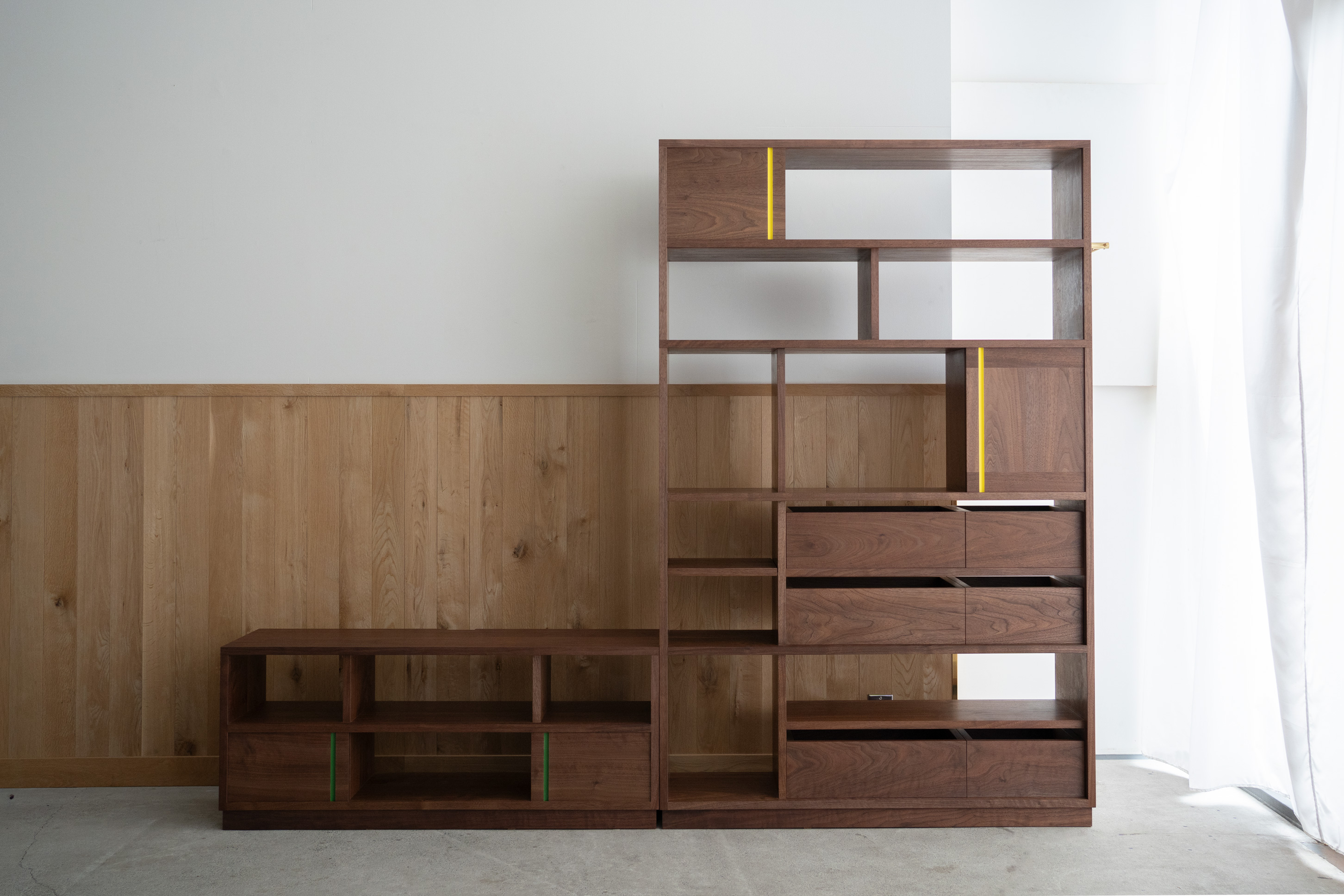 緑と黄いろのラインのあるTANAテレビボード