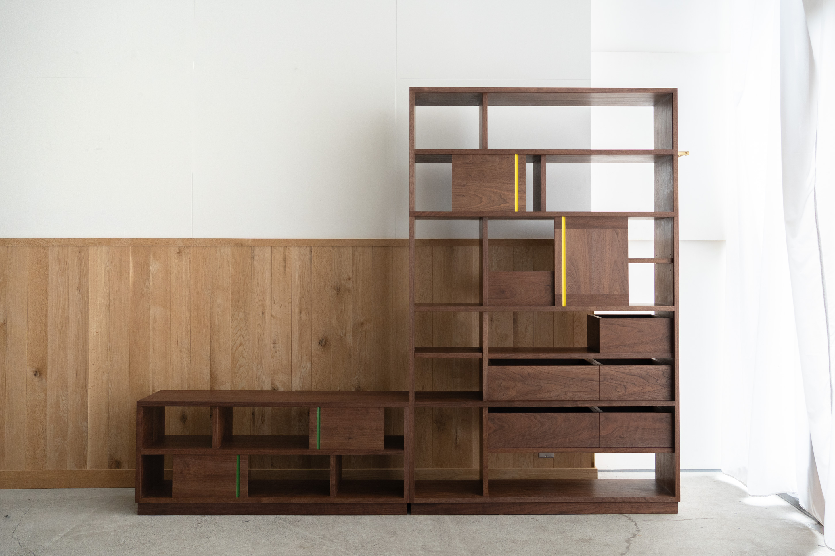 緑と黄いろのラインのあるTANAテレビボード