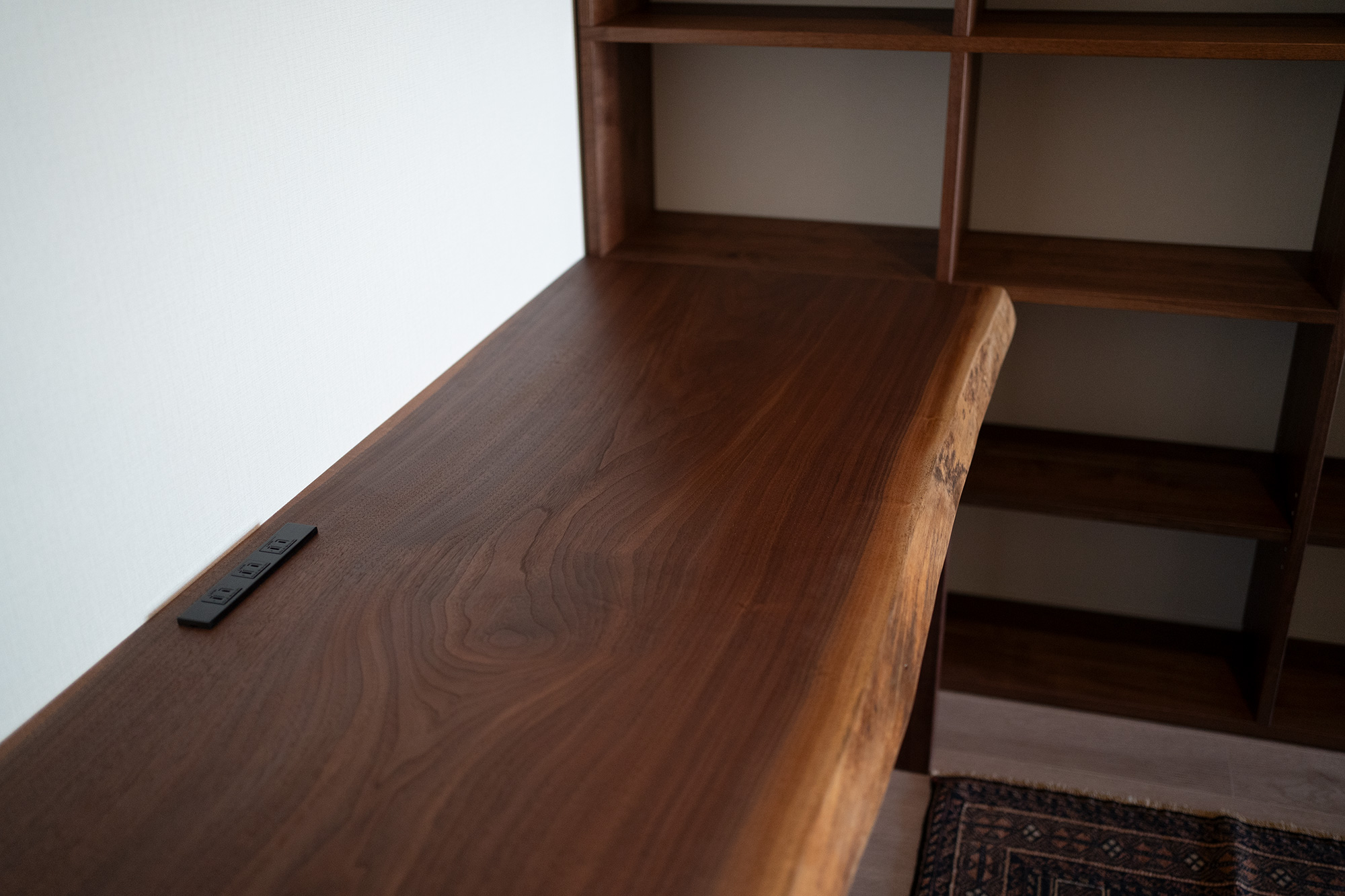 ウォールナットミミ付き天板デスク