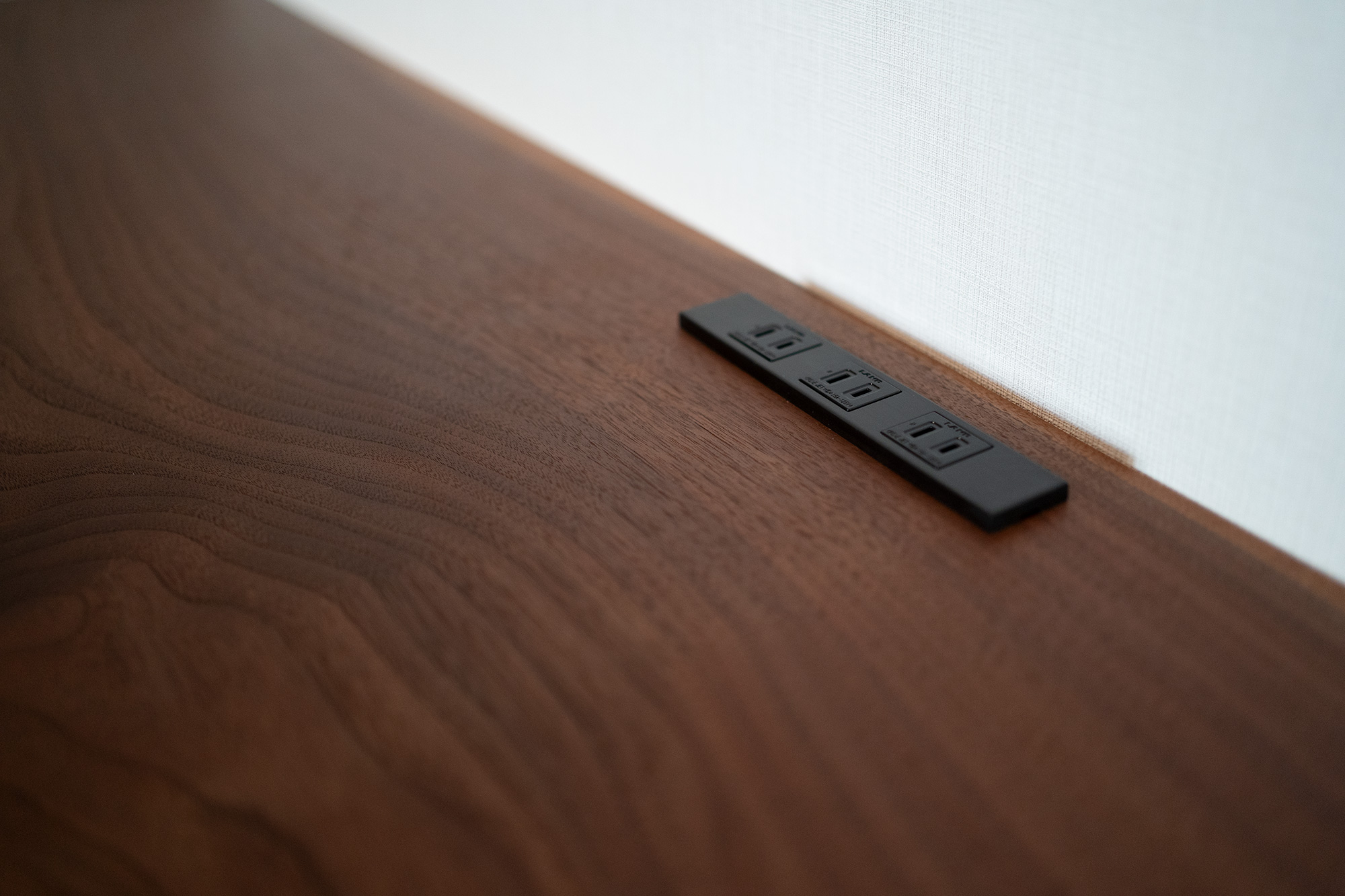 ウォールナットミミ付き天板デスク